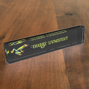 Kikker met rode, verven bomen naambordje