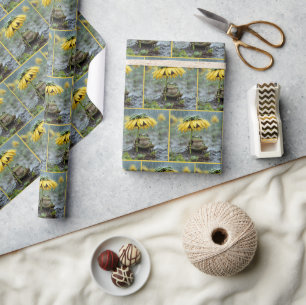 Kikker onder een zonnebloemparaplu in de regen cadeaupapier