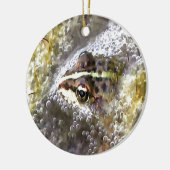 Kikker ondergedompeld in waterbellen en roofbaars keramisch ornament (Links)