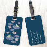 Kikker op een Lily Pond gepersonaliseerd Bagagelabel<br><div class="desc">Mooie waterverf kikkers zitten op waterleliepads in een blauwgroen groene vijver. Perfect voor natuur- en amfibieliefhebbers. Originele kunst van Nic Squirrell. Wijzig de details op de achterkant om te personaliseren.</div>