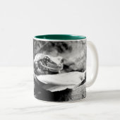 Kikker op leder B+W Tweekleurige Koffiemok (Voorkant rechts)