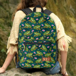 Kikker Tropische Lelie Pad Vijverpatroon Monogramm Bedrukte Rugzak<br><div class="desc">Dit schattige rugzakpatroon bevat handgetekende groene kikkers op leliepads in een donkerblauwe vijver met kleine oranje vissen,  libellen en vlinders. Gebruik de gemakkelijke sjabloon om uw monogram aan de voorzak toe te voegen. Vind meer rugzakken en andere aangepaste producten in de FancyCelebration winkel: https://www.zazzle.com/store/fancycelebration</div>