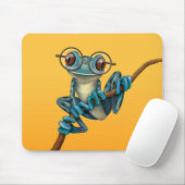 Kikker van de blauwe boom met oogbril op geel muismat (Met muis)