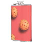 Kikkerbal op koraalkleurkolf heupfles (Links)