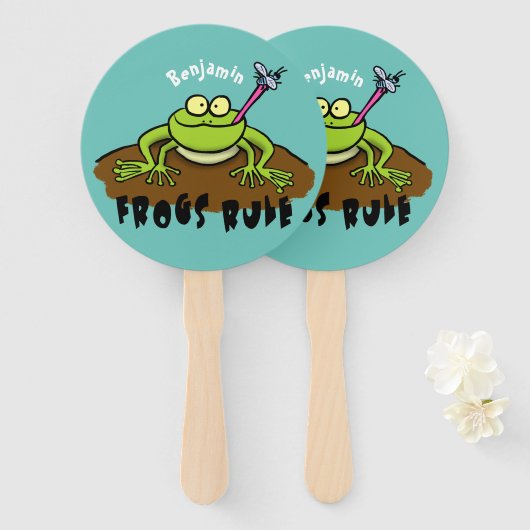 Kikkers heersen grappige groene kikkervis-cartoon handwaaier (Voorkant en achterkant)