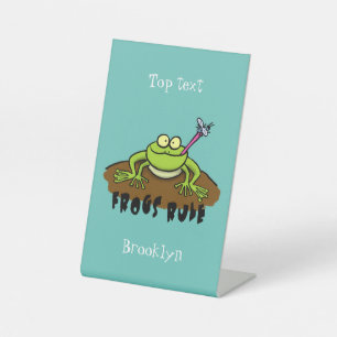 Kikkers heersen grappige groene kikkervis-cartoon reclamebord met voetstuk