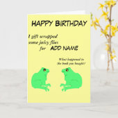 Kikkers op een grappige, aanpasbare verjaardagskaa kaart (Gele Bloem)