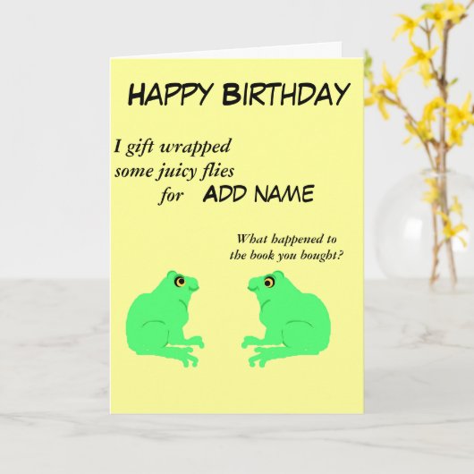 Kikkers op een grappige, aanpasbare verjaardagskaa kaart (Gele Bloem)