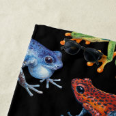 Kikkers op zwart strandlaken (In situ)