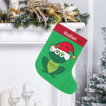 Kikkikker, aangepast Kind Grote Kerstsok<br><div class="desc">Deze mooie kerstkikker heeft een schattig groen kikkervisje met een rode kersthoed. Deze schattige gepersonaliseerde kinder kerstbezetting is versierd met een mooie groene vakantieachtergrond. Personaliseer je eigen tekst onderaan voor een klassiek geschenk.</div>