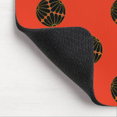 Kiku Chrysanthemum Mon Black Faux Gold op rood. Muismat (Hoek)