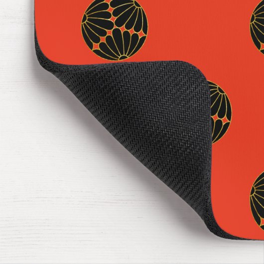 Kiku Chrysanthemum Mon Black Faux Gold op rood. Muismat (Hoek)