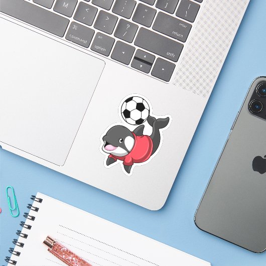 Killerwhale als voetbalspeler met Voetbal Sticker (Laptop met iPhone)