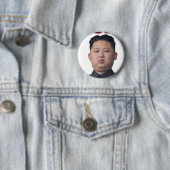 kim jong il bow ronde button 5,7 cm (In situ)