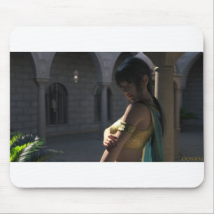 Kim Sue kijkt over haar schouder Muismat