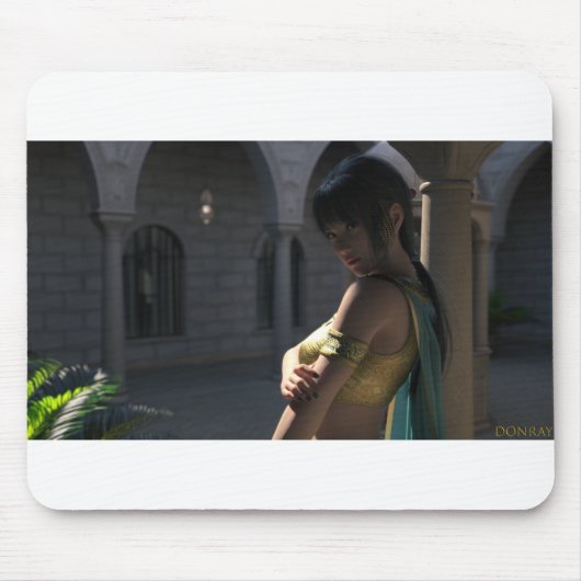 Kim Sue kijkt over haar schouder Muismat (Voorkant)