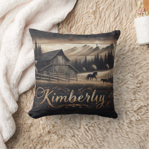 Kimberly Barn omgeven door bergen en paarden Kussen