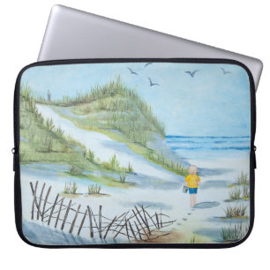 Kind dat op een strand loopt laptop sleeve