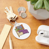 Kind dat zich in de Sleutelhanger van het bed verb