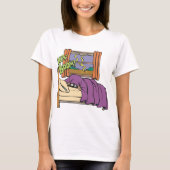 Kind dat zich in de T-shirt van het bed verbergt (Voorkant)