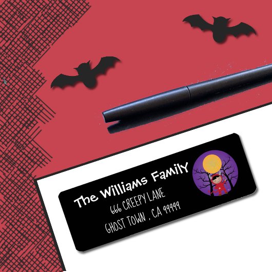 Kind in duivelkostuum Halloween zwarte labels