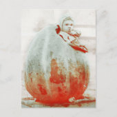 kind in een gigantische pompoen briefkaart (Voorkant)