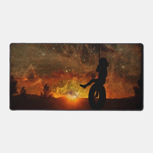 Kind in Tyre Swing Desk Mat (Voorkant)