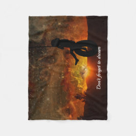 Kind in Tyre Swing Fleece Baby Deken