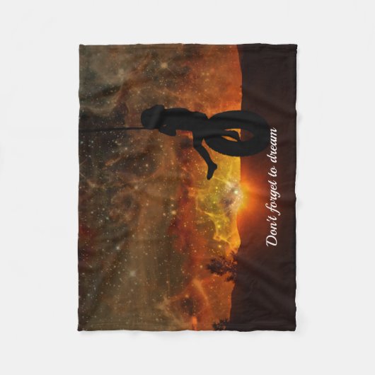 Kind in Tyre Swing Fleece Baby Deken (Voorkant)