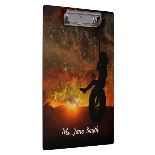 Kind in Tyre Swing Klembord (Rechts)