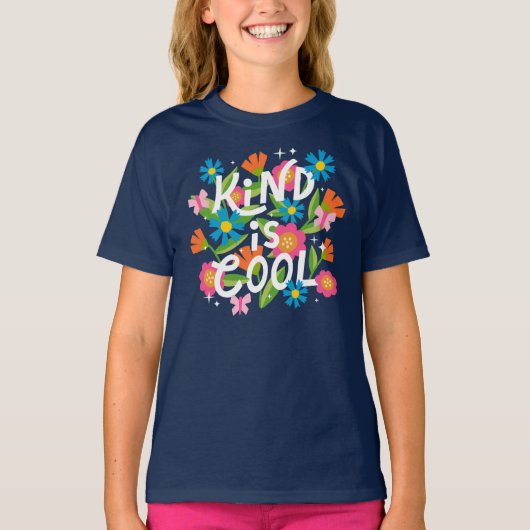 Kind is Cool Bold Kleurrijke Bloemen en Vlinders T-shirt (Voorkant)
