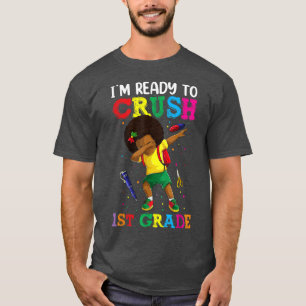 Kind klaar om het Shirt van de eerste graad te ver