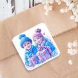 Kind met blauw en roze kerst Vierkante Sticker<br><div class="desc">Schattig klein  meisje en jongen in roze en blauw houden geschenkdozen met een bloemige en besneeuwde achtergrond. Voeg een zoete retro of nostalgische sfeer toe aan je kerstkaarten of feesttassen!</div>