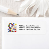 Kind met een uiterlijk op Autism Awareness Etiket (Insitu)