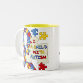 Kind met het Lint van de Voorlichting van het Tweekleurige Koffiemok (Voorkant links)