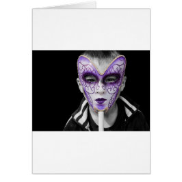 Kind met paarse keramische masker