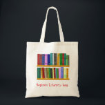 Kind naam schattige bibliotheektas tote bag<br><div class="desc">Ontwerp van schattige,  kleurrijke,  cartoon boeken op boekenplankafbeelding met schrift,  geschikt voor een kinderbibliotheektas of -boekenkas. De naam kan worden aangepast. Helder en kleurrijk,  dit is een gelukkig ontwerp voor kinderen van alle leeftijden.</div>