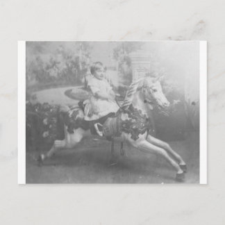kind op carrousel paard briefkaart
