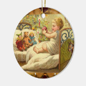 KIND OP DE BED MET TOYS EN CHRISTMASGIFTEN KERAMISCH ORNAMENT (Links)