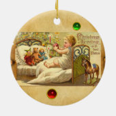 KIND OP DE BED MET TOYS EN CHRISTMASGIFTEN KERAMISCH ORNAMENT (Achterkant)