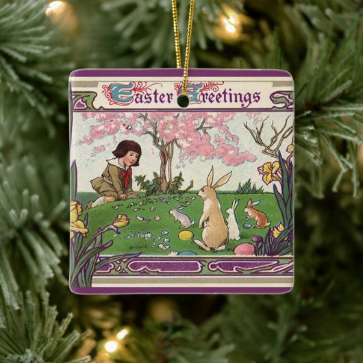 kind op een paaseihunt met dieren keramisch ornament (Boom)