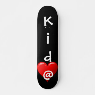 Kind op het hartskateboard persoonlijk skateboard