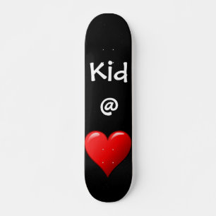 Kind op het hartskateboard persoonlijk skateboard