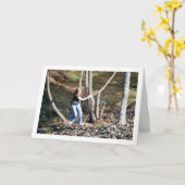 Kind speelt in het bos kaart (Gele Bloem)