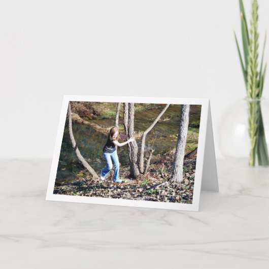 Kind speelt in het bos kaart (Voorkant)
