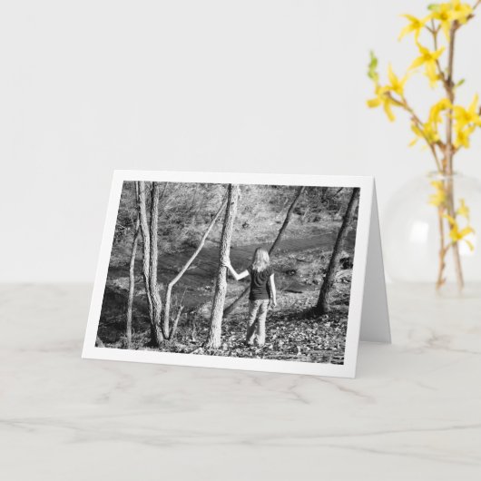 Kind Staand in Bossen Kaart (Gele Bloem)