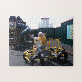 Kind stijgt op joodpuzzel op speelplaats legpuzzel