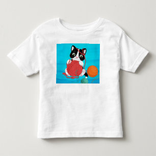 kind t- shirt met keuken om met garen te spelen