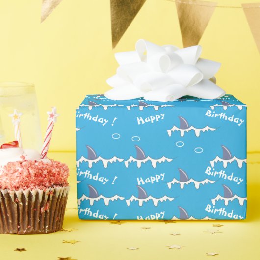 Kind van het haaienpatroon Happy Birthday Blue Cadeaupapier (Verjaardagsfeest)