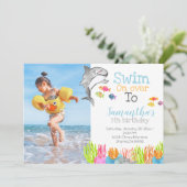 Kind verjaardagsfeestuitnodiging voor haaienthema kaart (Staand voorkant)